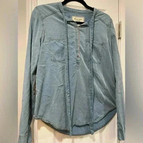 Abercrombie & Fitch Tie Front Quarter Button Long Sleeve Denim Blouse Size M - Picture 1 of 10